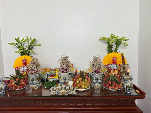 Bàn thờ được chuẩn bị chỉn chu đầy đủ lễ vật